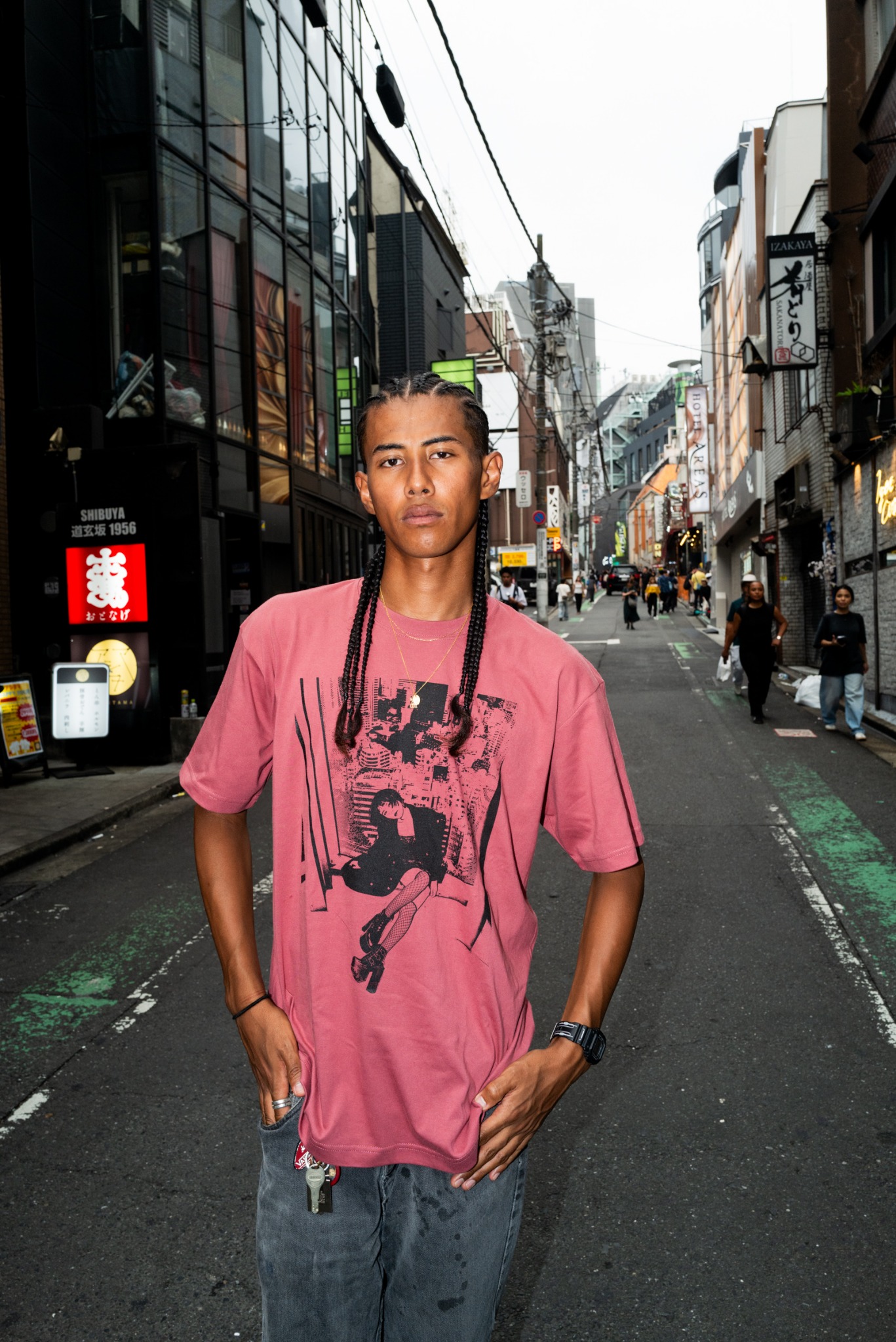 街中で赤いUTS Tシャツを着たモデル